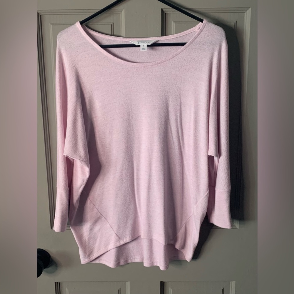 𝅺market and spruce, pink, 3/4 inch sleeve, small.